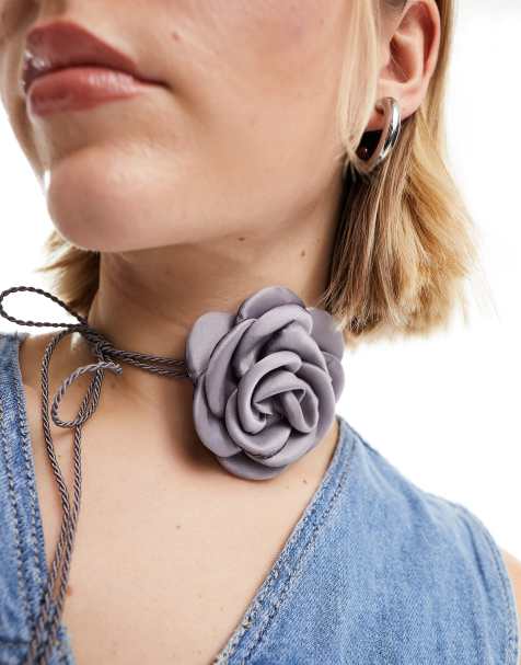 Reclaimed Vintage – Halskette in Silbergrau mit Ansteckblume - view 1