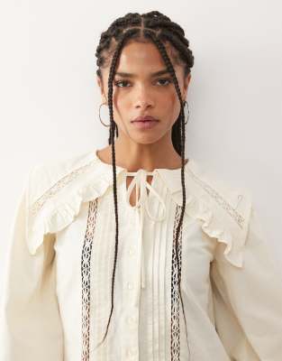 Reclaimed Vintage - Hemdbluse in Cremeweiß mit Kragen und Spitzeneinsätzen