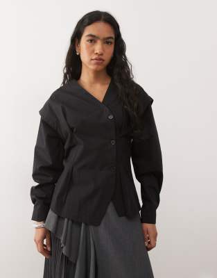 Reclaimed Vintage - Hemdbluse in Schwarz mit asymmetrischer Knopfleiste und Einsätzen