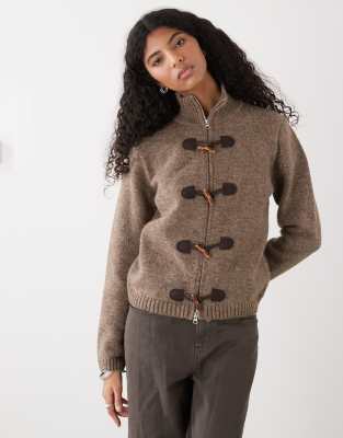 Reclaimed Vintage - Hochgeschlossene Strickjacke in Braun mit Knebelknöpfen-Brown