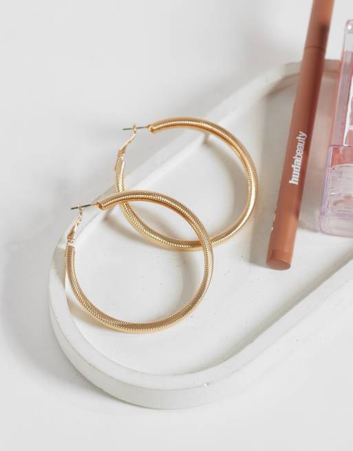 Reclaimed Vintage hoop earrings with engraving detail in gold, 2 of 4
