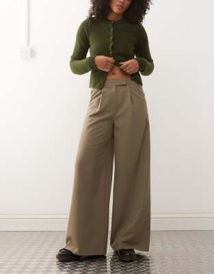 Reclaimed Vintage - Hose in Khaki mit weitem Bein und Bundfalten-Grün