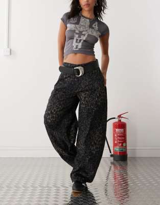 Reclaimed Vintage - Hose mit dunklem Leopardenmuster und abgerundetem Beinschnitt-Schwarz