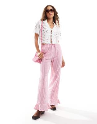 Reclaimed Vintage - Hose mit Vichykaros in Rosa, Rüschensaum und elastischem Bund