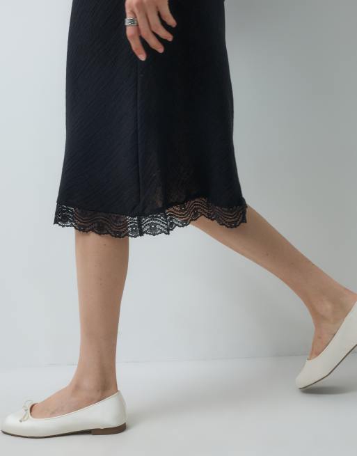 Reclaimed Vintage hørtekstureret midi-nederdel med asymmetrisk længde og blondedetalje i sort, 2 af 5