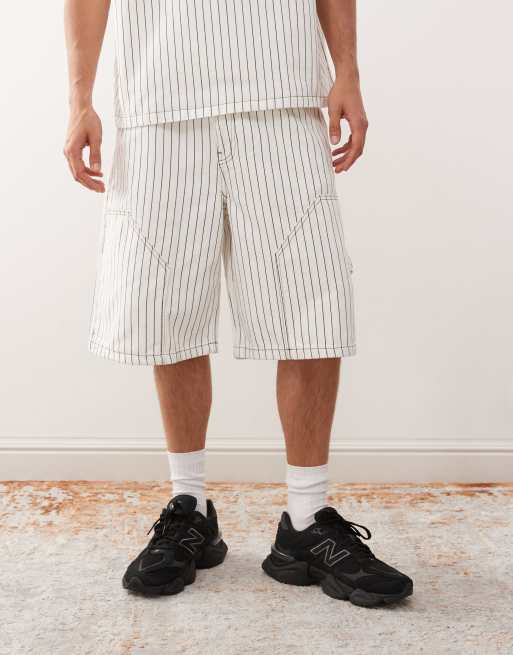 Reclaimed Vintage - Hvide tømrershorts i denim med brune nålestriber - Del af sæt