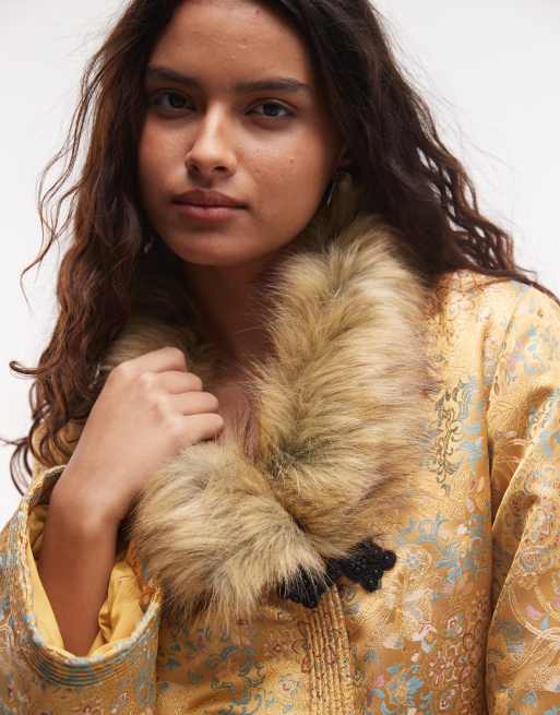 Reclaimed Vintage iconic trophy jacket med fuskpälskant i guld, 2 av 4