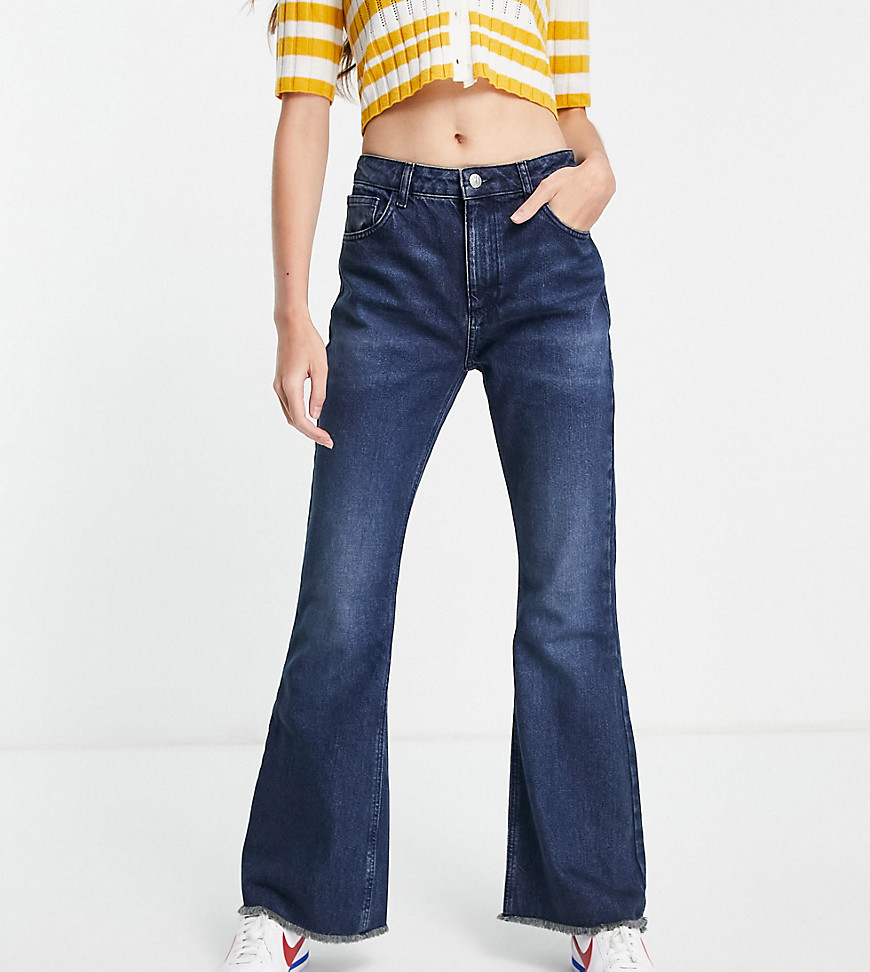 Reclaimed Vintage Inspired - 86' - Jeans med vide ben og svaj i mellemblå vask