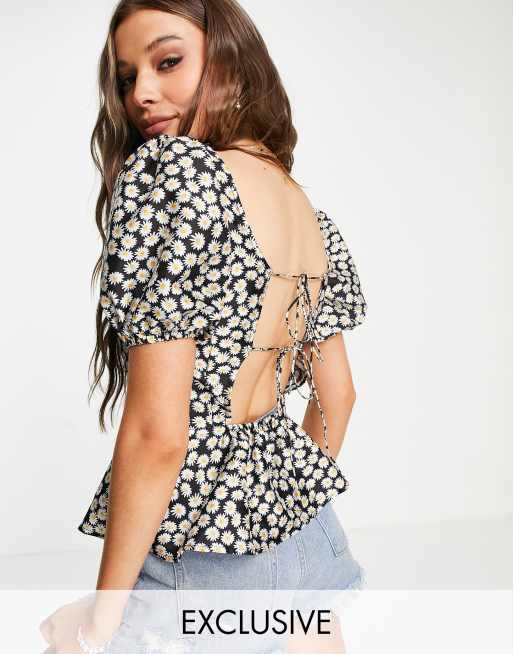 Reclaimed Vintage Inspired - Blusa con fondo peplo con dettagli con laccetti sul retro e stampa a fiori