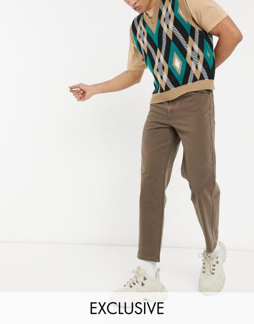 Reclaimed Vintage Inspired – Brązowe postarzane klasyczne jeansy w stylu lat 90. z prostymi nogawkami