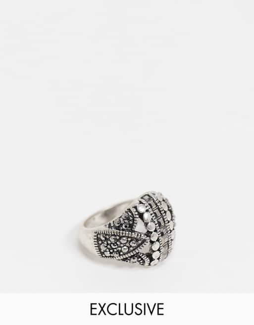 Reclaimed Vintage Inspired – Breiter Ring im Grunge-Stil in Antiksilber mit Kristalldetails