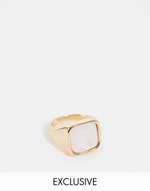 Reclaimed Vintage Inspired – Breiter Siegelring in Gold mit Zierstein in Perlmuttoptik