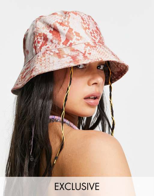 Reclaimed Vintage Inspired - Bucket hat in roze slangenprint
