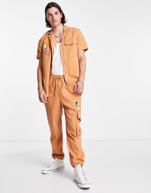 Reclaimed Vintage Inspired – Cargohose in Hellbraun mit Aufnähern, Kombiteil