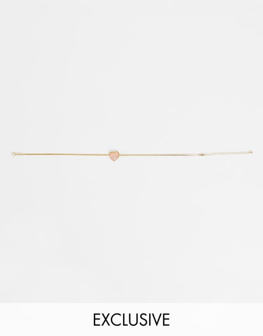 Reclaimed Vintage inspired - Choker-ketting in goudkleur met roze hartvormig hangertje van halfedelsteen