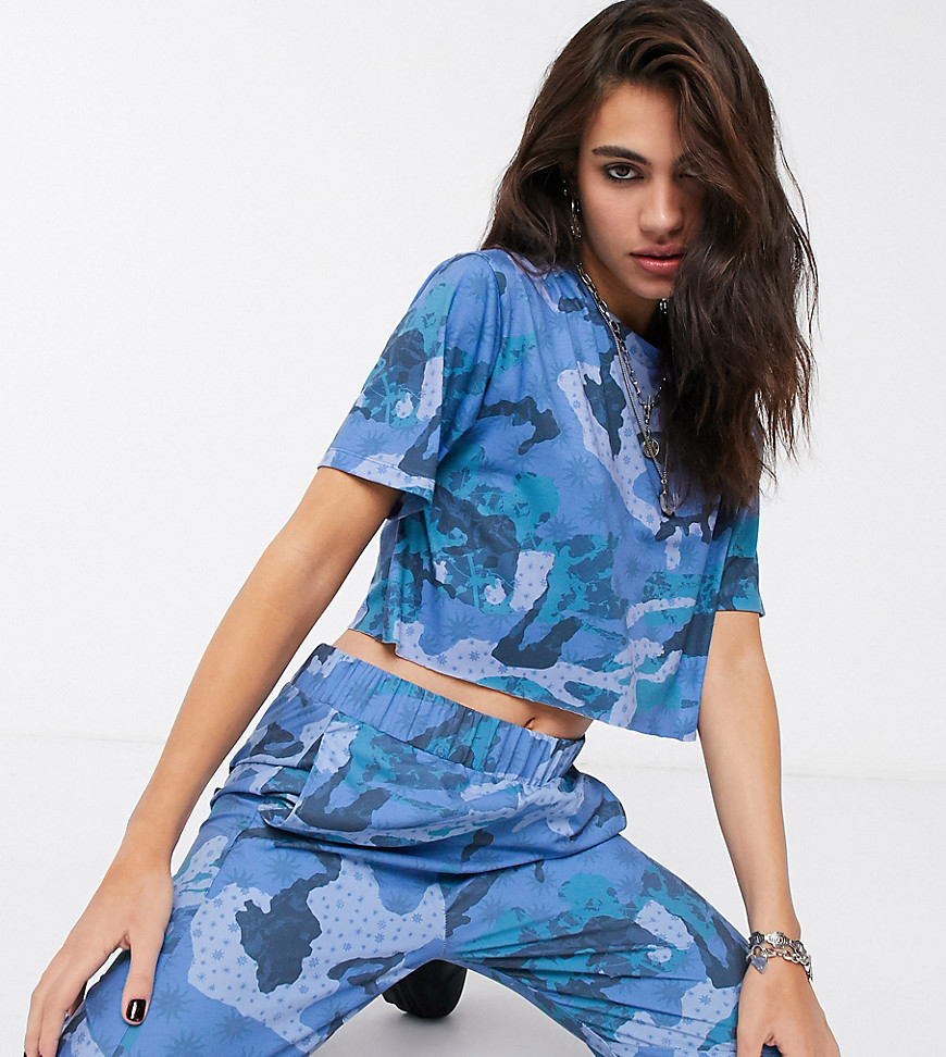 Reclaimed Vintage Inspired - Cropped T-shirt met kosmische camouflageprint in blauw-Multi