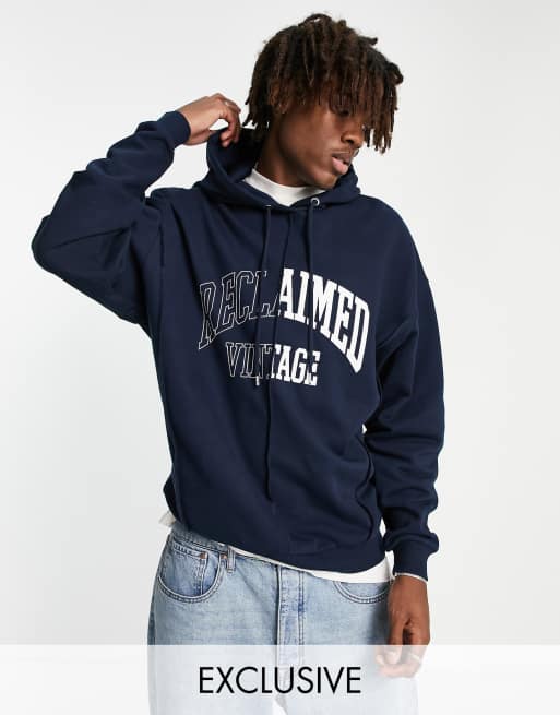 Reclaimed Vintage Inspired Felpa con cappuccio blu navy con stampa college divisa ASOS