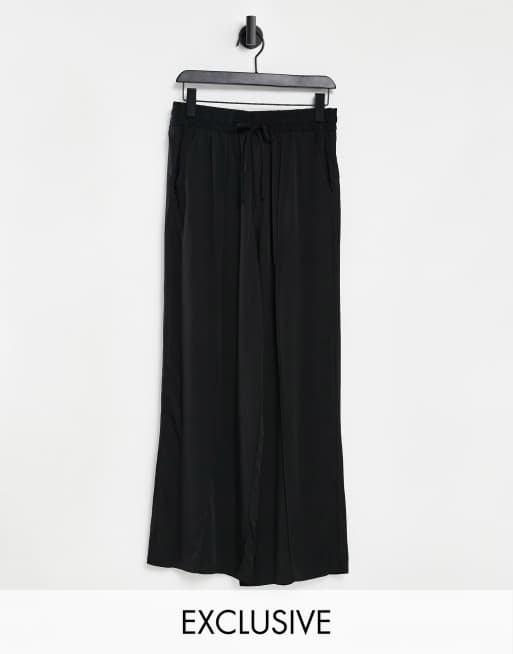 Reclaimed Vintage – Inspired – Figurbetonte Jogginghose in Schwarz