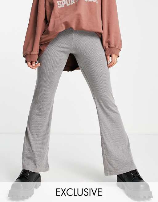 Reclaimed Vintage Inspired - Geribbelde flare broek in antraciet