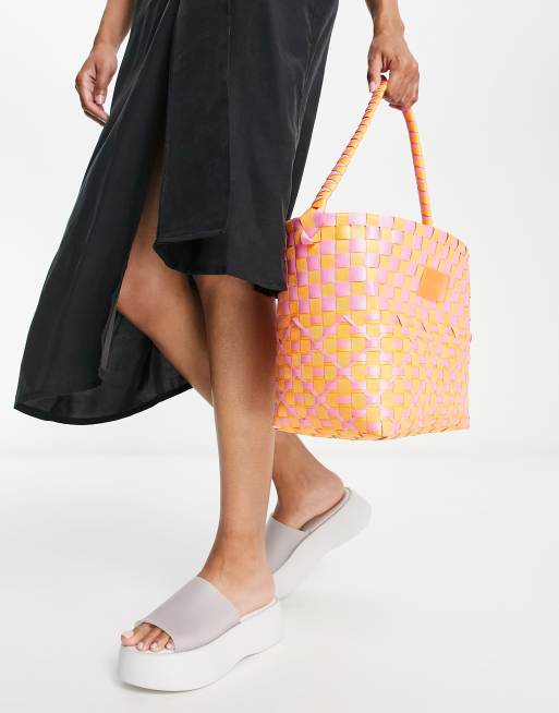 Reclaimed Vintage Inspired - Geweven mand-tas in roze en oranje 