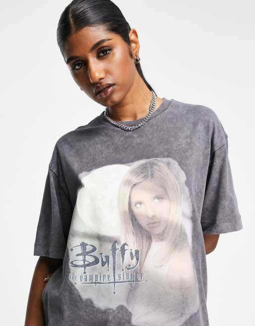Reclaimed Vintage Inspired – Grå t-shirt med licensierat Buffy-tryck