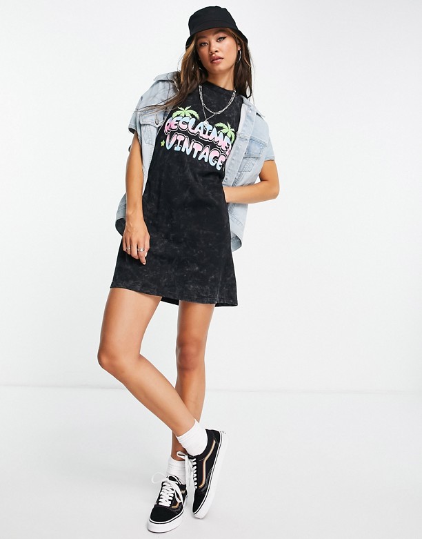 Kupić Reclaimed Vintage Inspired – Grafitowa t-shirtowa sukienka bez rękawÓw z dżerseju z efektem sprania i kreskÓwkowym logo Sprany grafit
