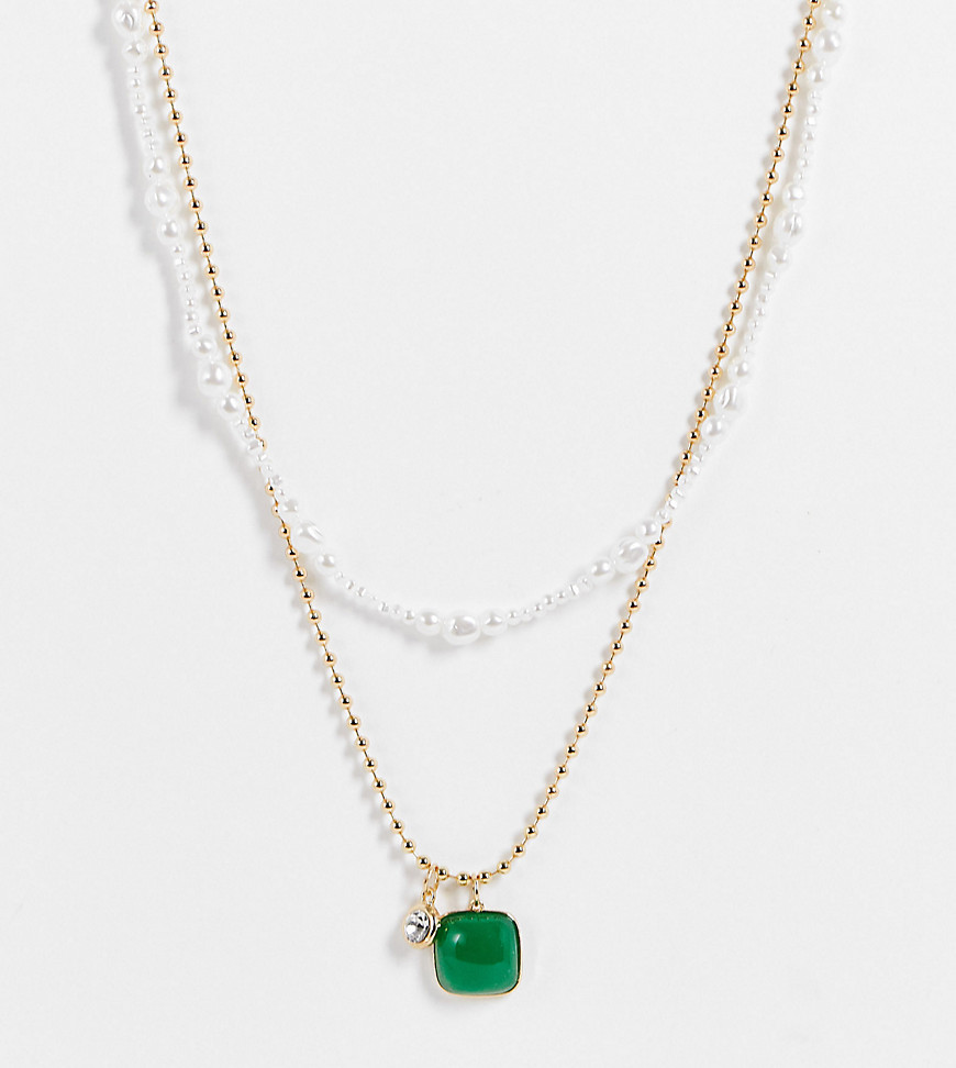 Reclaimed Vintage Inspired – Halskette aus Kunstperlen und goldfarbene Halskette mit smaragdgrünem Schmuckstein im 2er-Pack