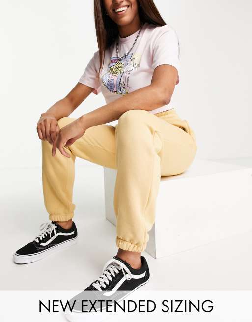 Reclaimed Vintage - Inspired - Inclusive - Joggingbroek met varsity-logo in camel, deel van co-ord set