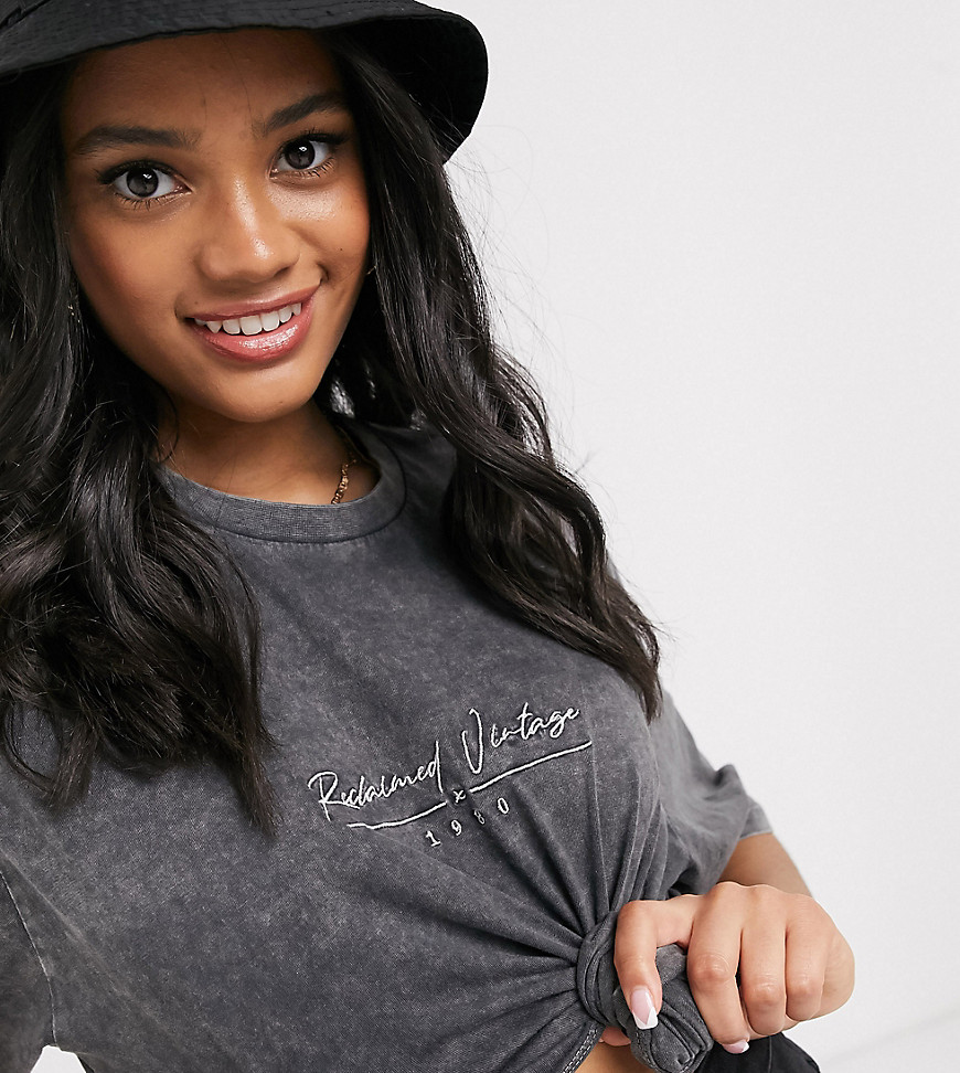 reclaimed vintage -  – Inspired – Kastenförmiges Oversize-T-Shirt in verwaschenem Anthrazit mit Logo-Grau