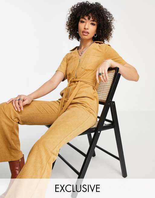 Reclaimed Vintage Inspired - Kortærmet jumpsuit i gyldenbrun jernbanefløjl og med svaj
