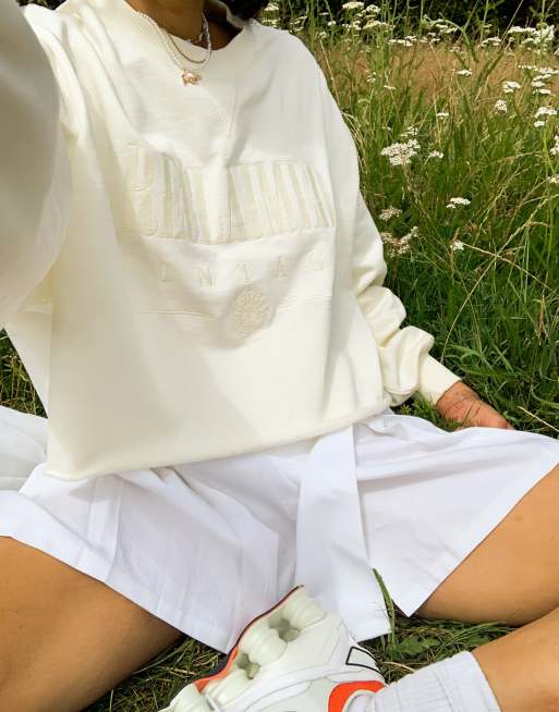 Reclaimed Vintage Inspired – Kurzes Sweatshirt mit Logostickerei in Ecru