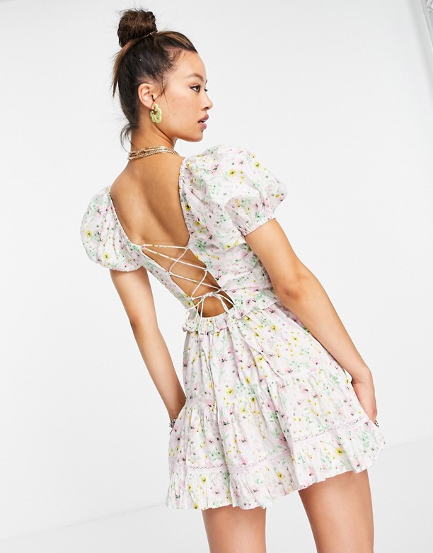  Duża Obniżka Reclaimed Vintage Inspired – Letnia sukienka mini z wiązaniem na plecach w kwiatowy wzÓr Kwiatowy wzÓr