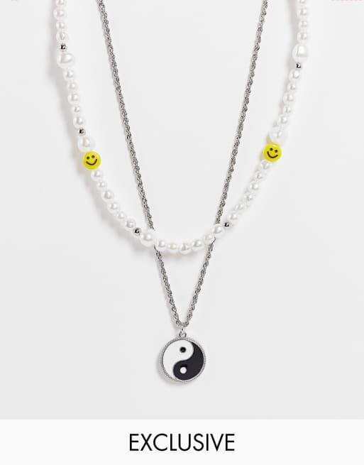 Reclaimed Vintage Inspired – Naszyjniki w kolorze srebra unisex ze sztucznymi perłami, uśmiechniętymi koralikami i zawieszką yin yang