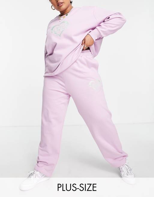 Reclaimed Vintage Inspired Plus Jogginghose in Rosa mit weitem Bein und Herz Logografik ASOS