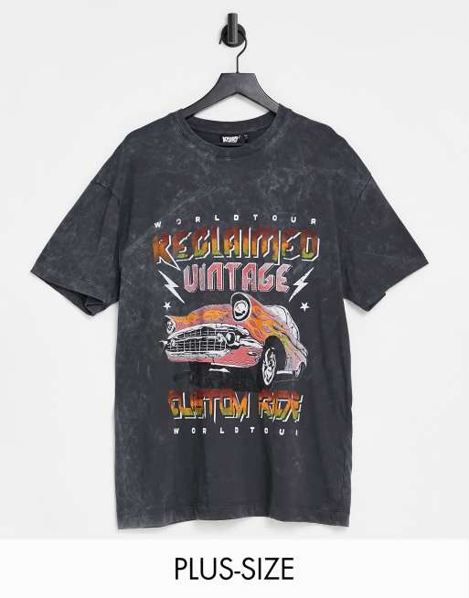 Reclaimed Vintage Inspired – Plus – Mörkgrå t-shirt med bandtryck