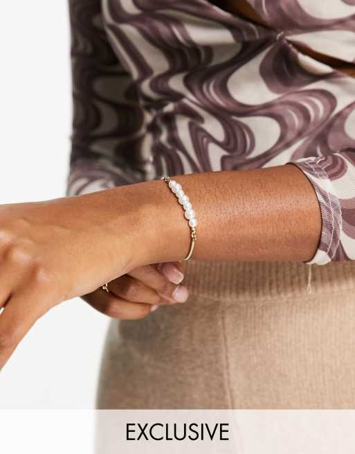 Reclaimed Vintage Inspired – Puller – Armband in Gold mit Kunstperlenbesatz