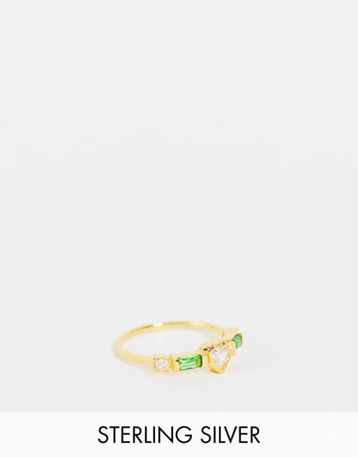 Reclaimed Vintage – Inspired – Ring aus vergoldetem Sterlingsilber im Herzdesign mit smaragdgrünen Schmucksteinen