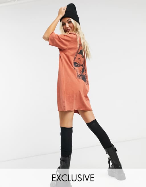 Reclaimed Vintage inspired Robe tshirt avec poche avant et imprimé au