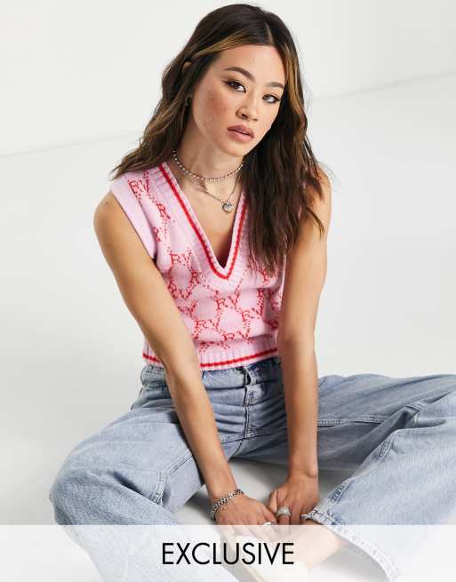 Reclaimed Vintage Inspired – Rosa och röd stickad väst med monogrammönster 