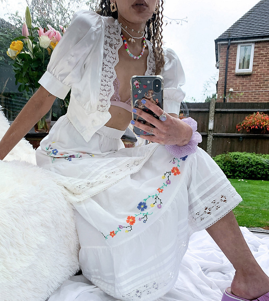 Reclaimed Vintage inspired skirt with embroidery and tiers co-ord in white-Белый