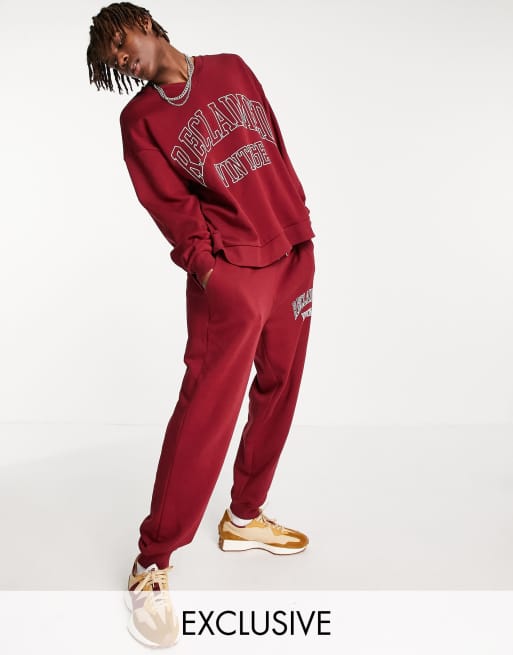 Reclaimed Vintage - Inspired - Sweater met V-hals en merknaam in  bordeauxrood | ASOS