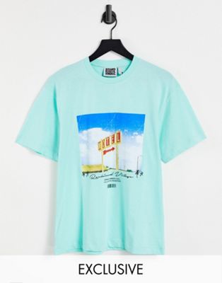 Reclaimed Vintage Inspired – T-Shirt in Blau mit Landschaftsprint vorne