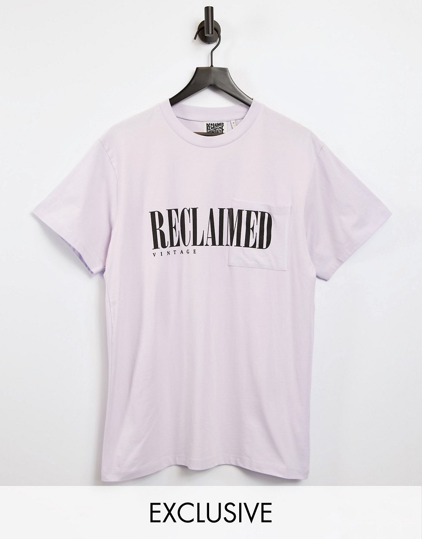 reclaimed vintage -  Inspired – T-Shirt mit Tasche in Flieder mit Logo-Lila
