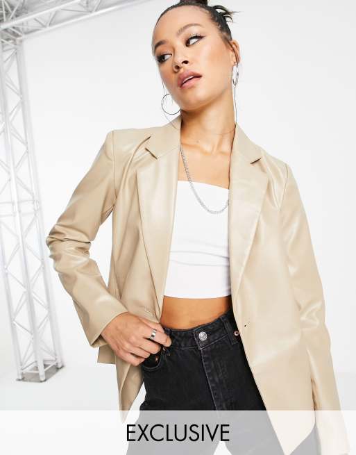 Reclaimed Vintage Inspired – Taillierter Blazer im Leder-Look in Sand 