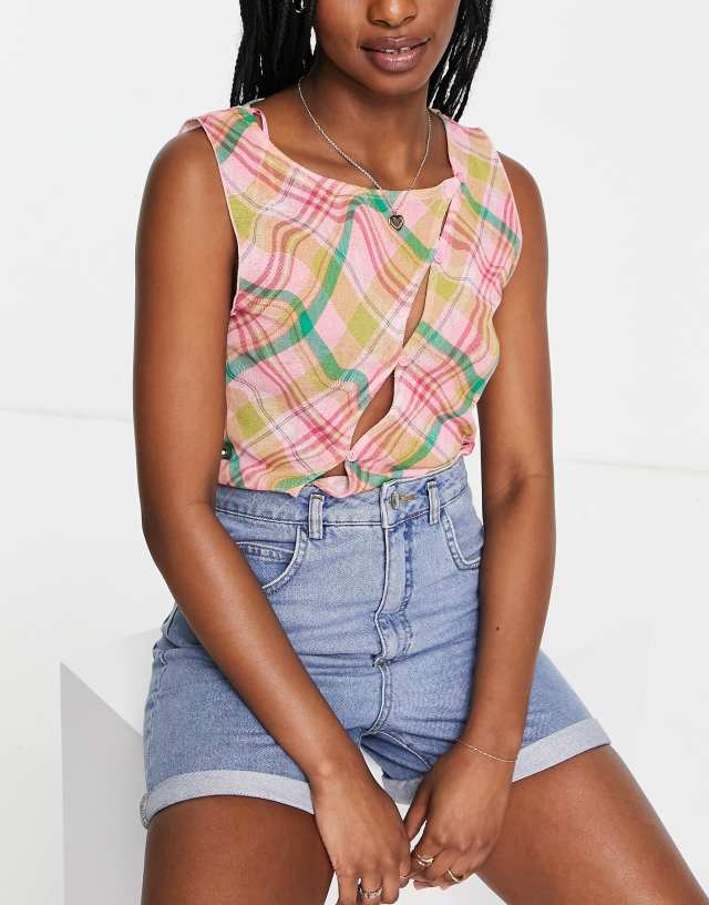 Reclaimed Vintage Inspired the '77 mom short in bleach wash denim TB9630
