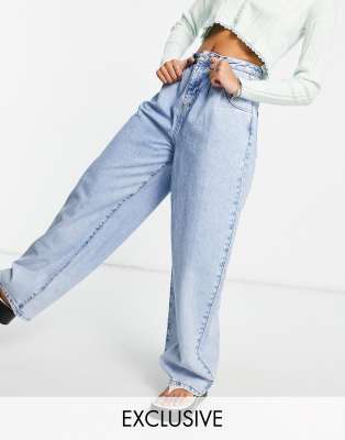 Reclaimed Vintage Inspired - The 97 - Mom jeans met wijde pijpen in  duurzame gebleekte wassing | ASOS
