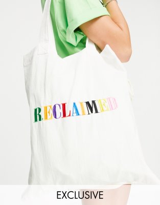 Reclaimed Vintage Inspired – Tragetasche in Weiß mit Logostickerei in Regenbogenfarben