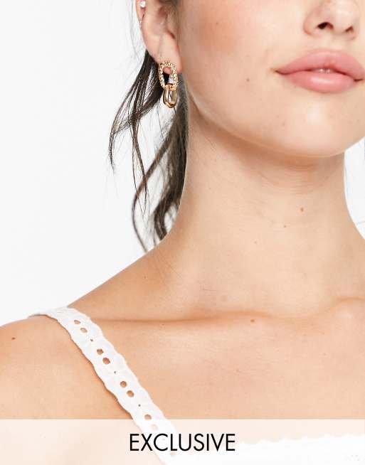 Reclaimed Vintage - Inspired - Twee verschillende uniseks oorbellen met textuur in goud