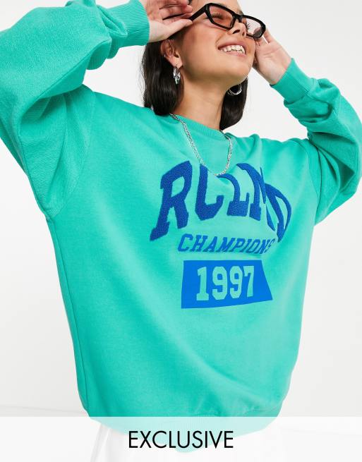 Reclaimed Vintage Inspired - Unisex-sweatshirt i turkis med halvt vrangvendt design og logoprint