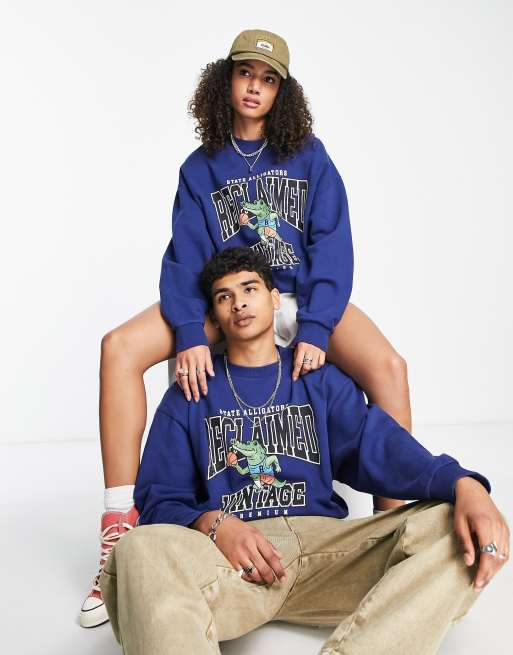 Reclaimed Vintage Inspired – Unisex-Sweatshirt in Marineblau mit College-Logo und Krokodilmotiv